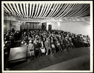 Tomada desde el escenario de una audiencia en una fiesta de color en el auditorio de la Asociación para Ciegos de Nueva York, 111 New York East 59th Street, Nueva York, 1937